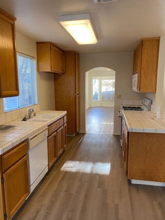 Building Photo - Woodcreek Oaks area 4 bedroom.