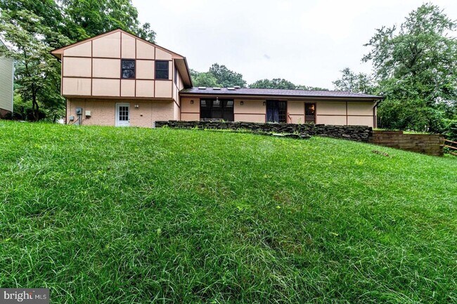 Building Photo - This elegant and unique three-level split ...