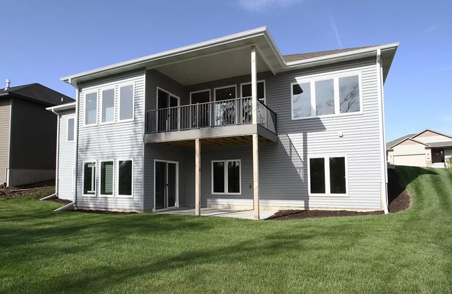 Building Photo - Beautiful 5 Bed/3 Bath House Available February 1st, 2026!