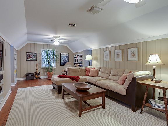 Building Photo - "Charming 3-Bed Home with Granite Elegance...