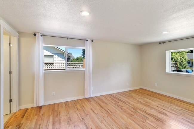Building Photo - Eastside Charmer with 3 bedrooms 1.75 bath...