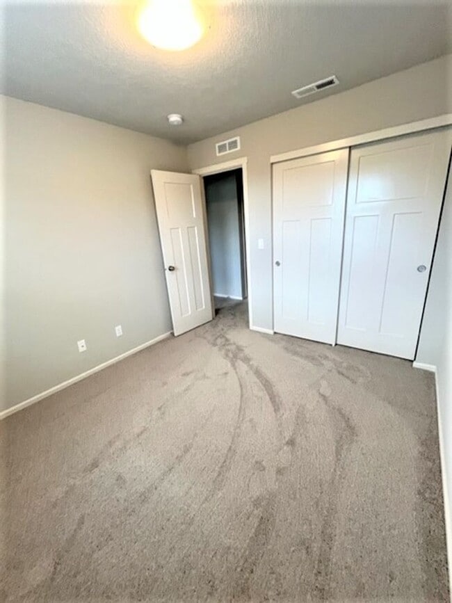Building Photo - $500 OFF FIRST FULL MONTH! 3 Bedroom / 2.5...