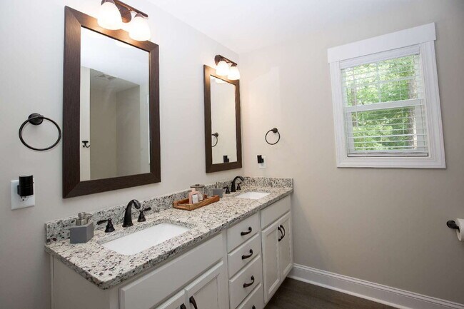 Building Photo - "Charming 4-Bedroom Retreat with Fireplace and 3 Full Baths in Aberdeen!"