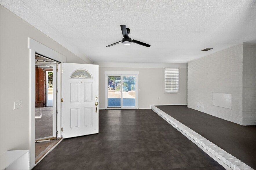 Building Photo - 1580 N Honeycutt St