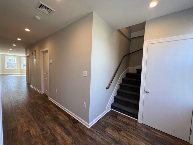 Building Photo - 440 Ave E