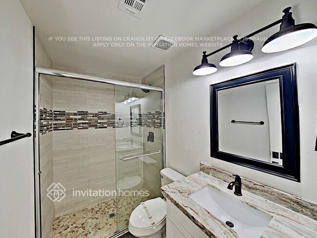 Building Photo - 1913 E Alameda Dr