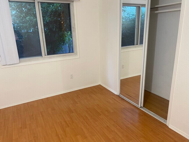 Building Photo - 715 Huntley Dr