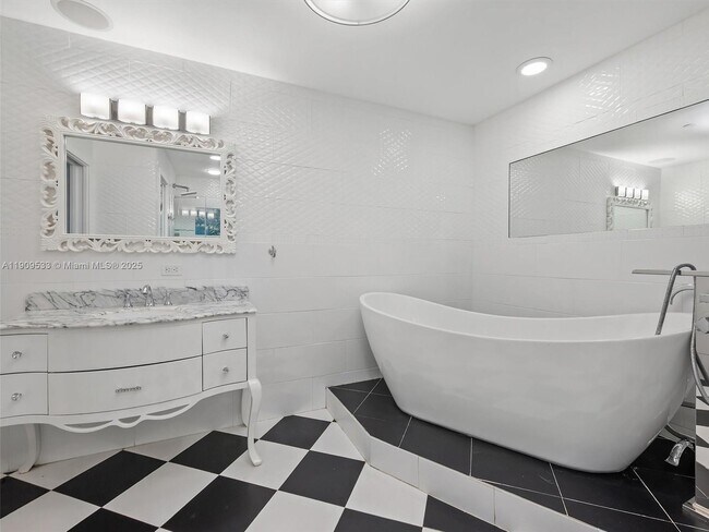 Building Photo - 19116 Fisher Island Dr