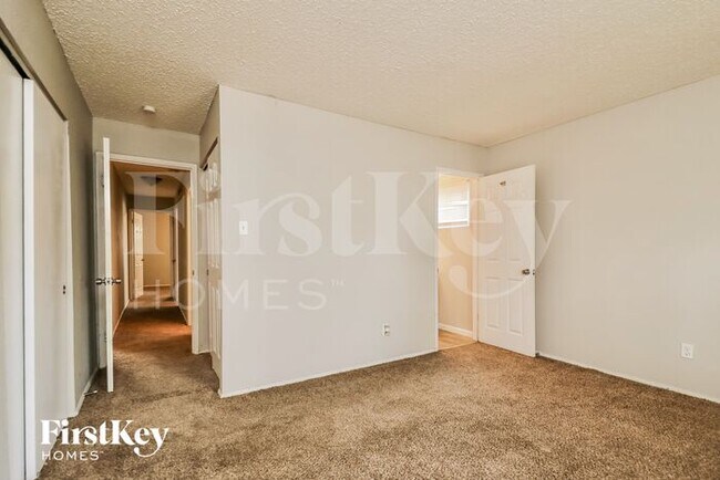 Building Photo - 6208 Silver Fox Dr