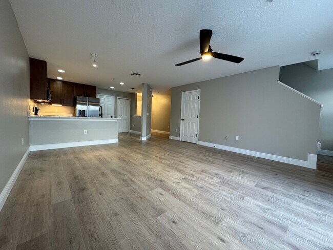 Building Photo - Fully Renovated Townhome | Modern Quartz K...