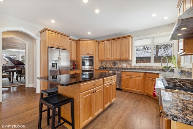 Building Photo - 613 Lakeside Dr