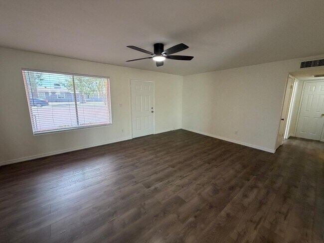 Building Photo - 1244 E Susan Ln