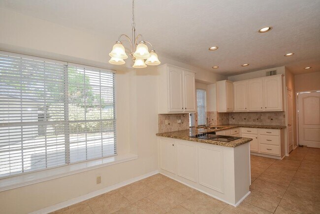 Building Photo - 910 Chinni Ct