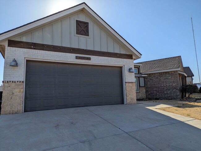 Building Photo - 3/2/2 Stunning Foxridge Home