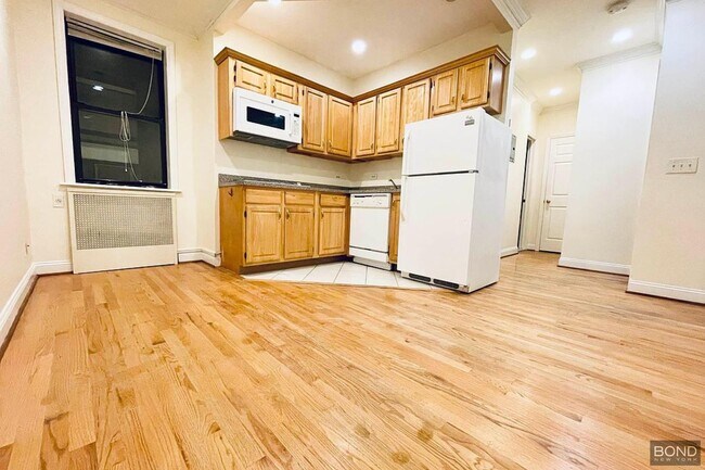 Primary Photo - 1590 York Ave