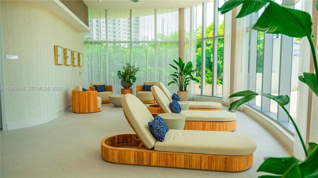 Building Photo - 700 NE 24th St