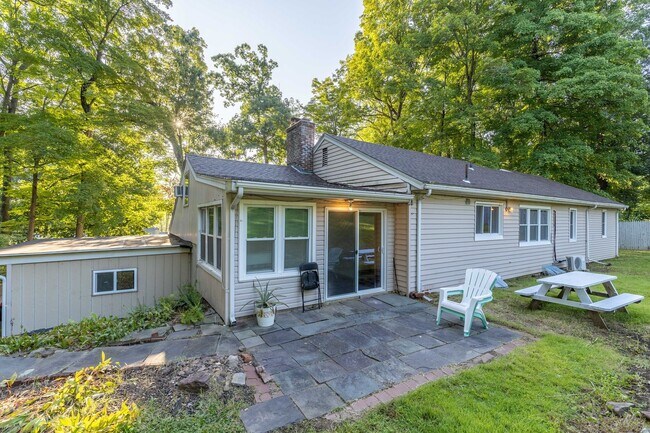 Building Photo - Spacious 4 bedroom single family home at t...