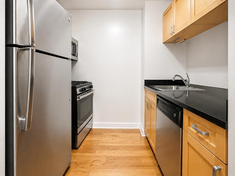 Building Photo - 323 W 96th St