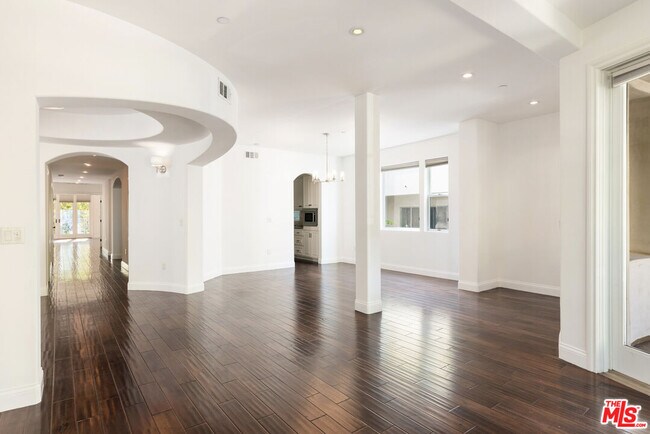 Building Photo - 320 S Swall Dr