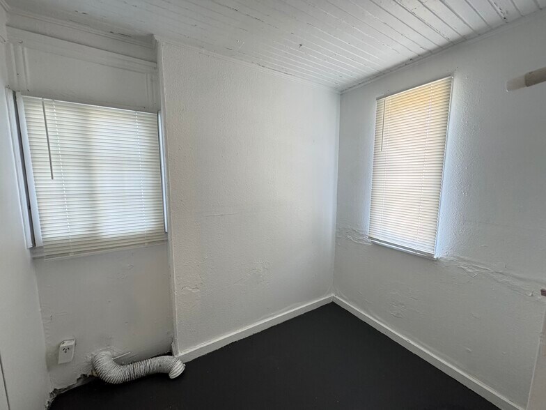 Building Photo - 2108 NE 18th St