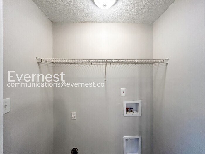 Building Photo - 10453 Kristen Dr S