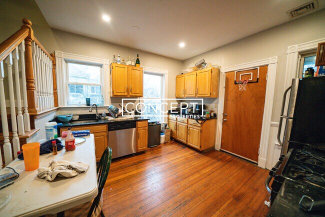 Building Photo - 63 Hillside St