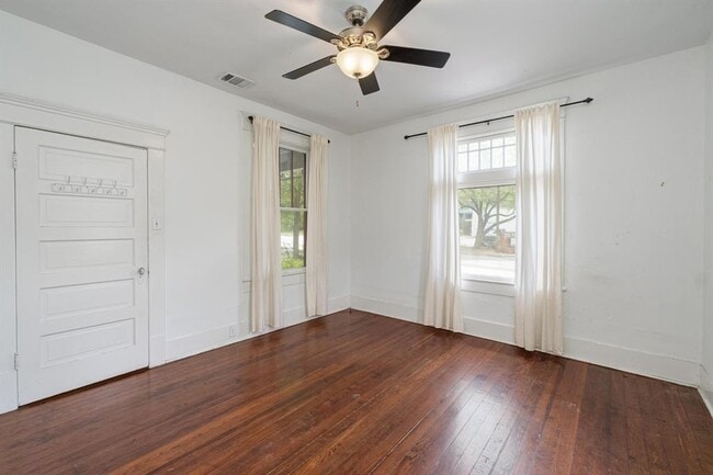 Building Photo - 304 W 35th St