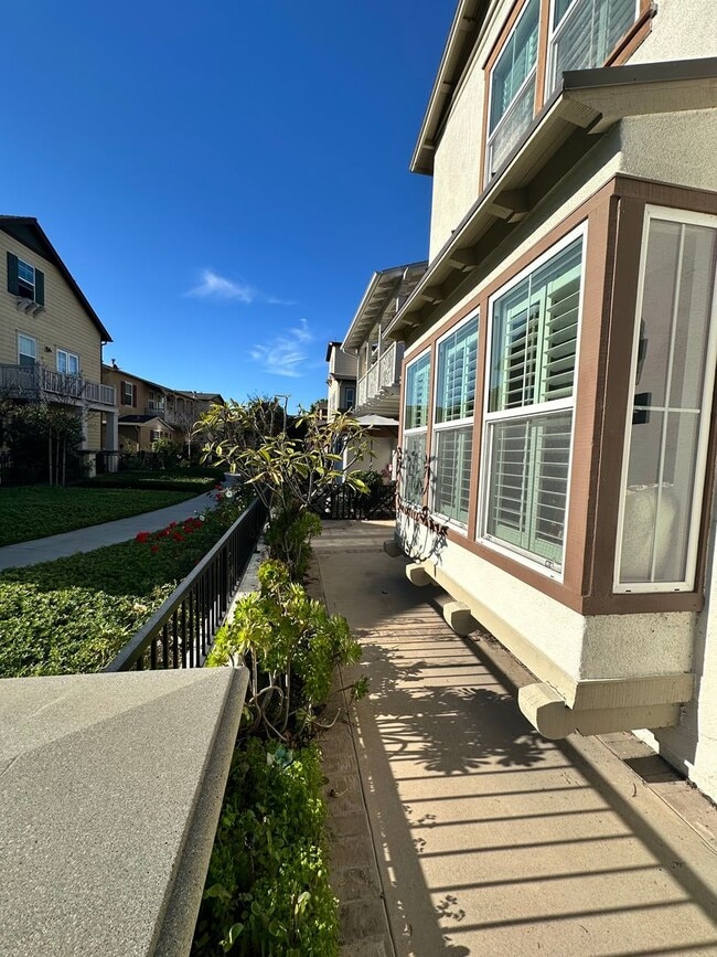 Building Photo - 2 Story home 3 Bedroom, 3 Bathroom Tustin Field.