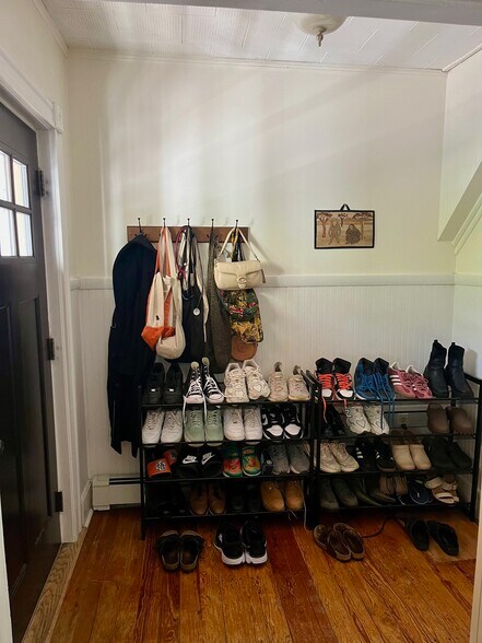 Building Photo - 68 Alpine St