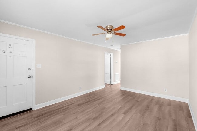 Building Photo - Gorgeous 2BR/1BA Duplex near Selwyn and Park Rd Hotspots!