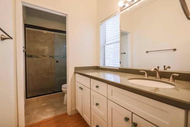 Building Photo - CUTE UPGRADED 3 BEDROOM CONDO IN HENDERSON!