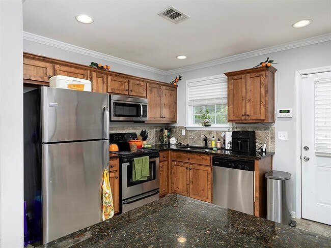 Building Photo - 574 Church St