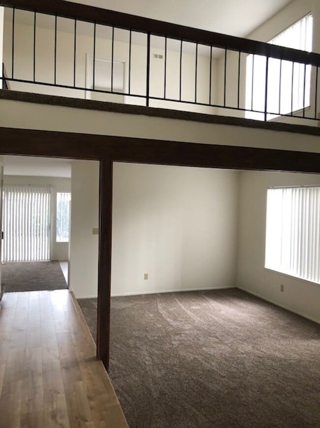 Building Photo - 4 Bed/2.5 Bath  Two Story Home in San Diego