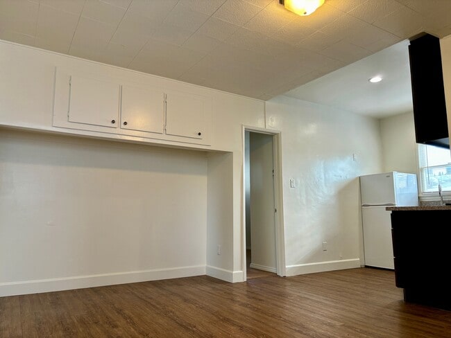 Building Photo - 916 N Screenland Dr