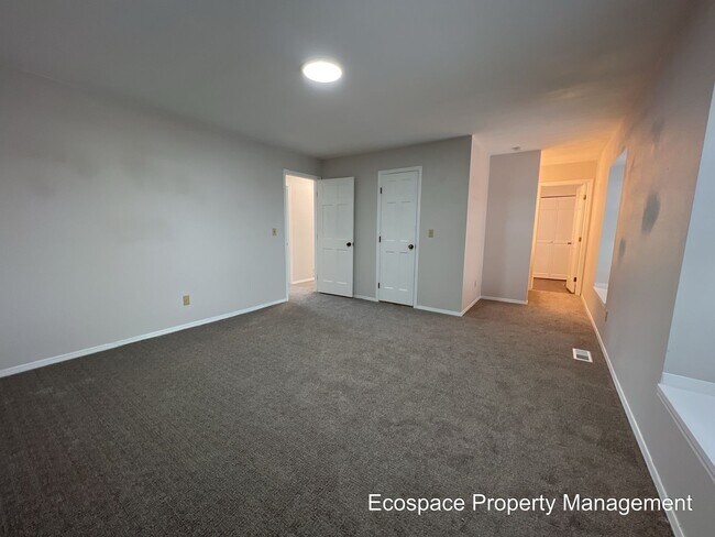 Building Photo - Four Bedroom House in the Smoky Hill neigh...