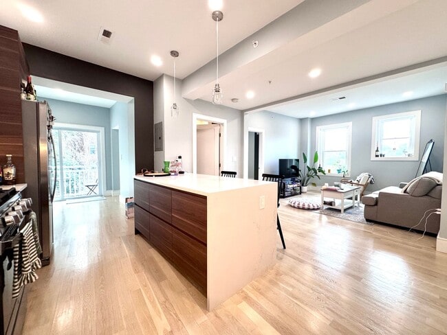 Building Photo - BROOKLINE 3 BED/2 BATH WITH CENTRAL AIR & IN-UNIT LAUNDRY!