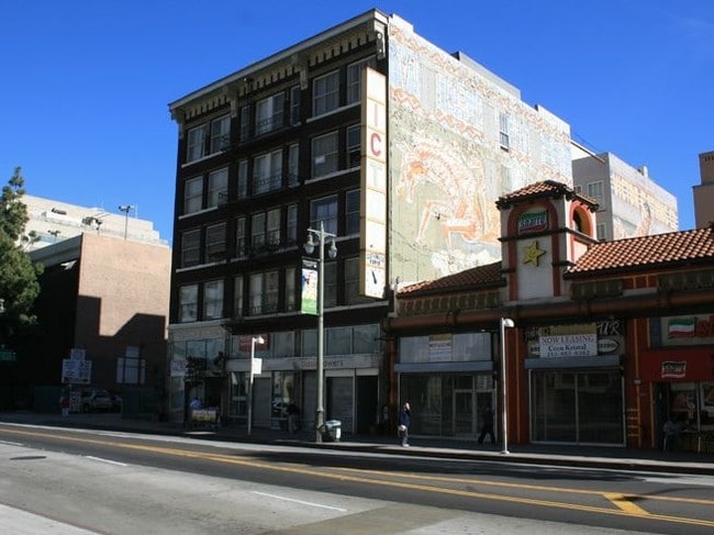 Primary Photo - Victor Clothing Apartments