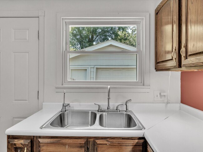 Building Photo - 815 Sandra Dr