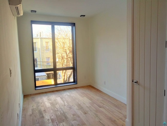 Building Photo - 691 Chauncey St