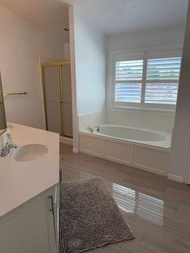 Building Photo - Beautiful 4 bedroom, 3 bathroom Home with a pool!!