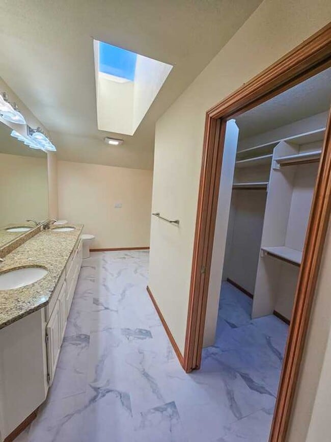Building Photo - Spaceous newly remodeled 5 bedroom 3 bath ...