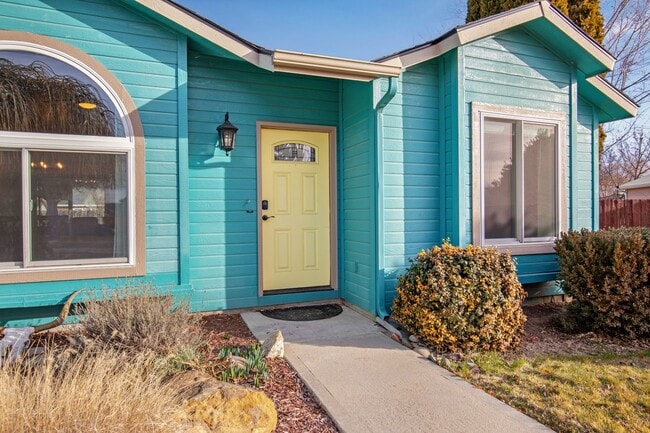 Building Photo - Furnished 3-Bedroom Home with Fenced Yard - Pet Friendly