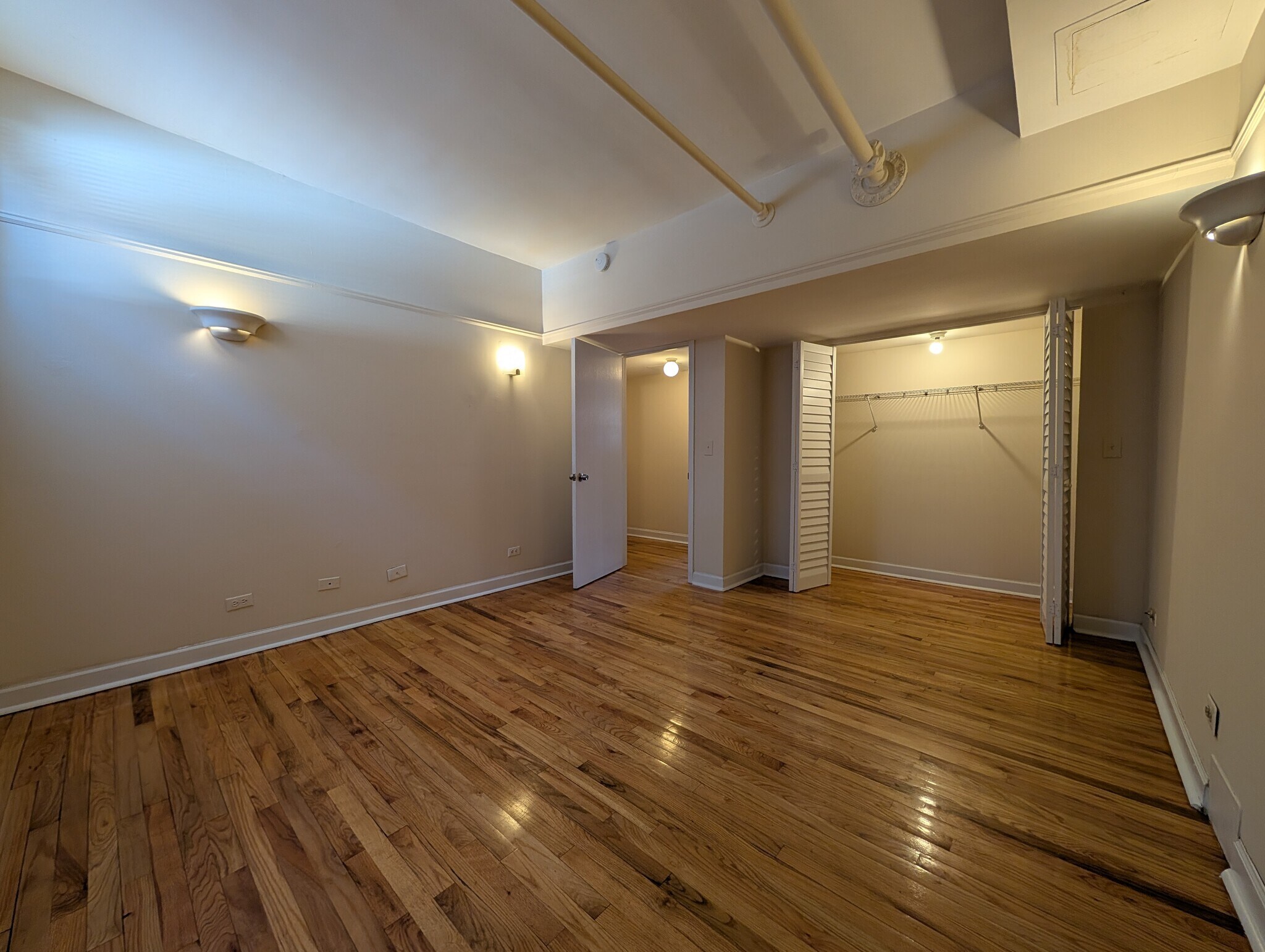 Building Photo - 957 W Cornelia Ave