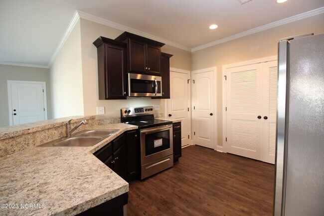 Building Photo - 2224 Brookville Dr