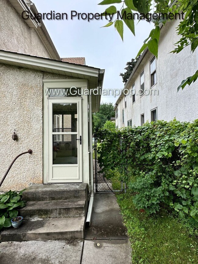 Building Photo - Northeast Spacious Upper Level Duplex, Har...