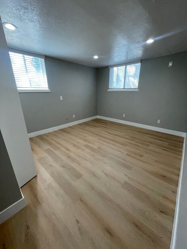 Building Photo - Spacious 5 Bedroom House in Salt Lake
