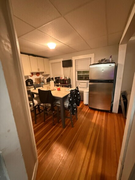 Building Photo - 17 Bowers St