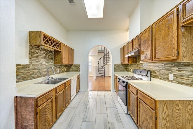 Building Photo - 16830 Scenic Gardens Dr