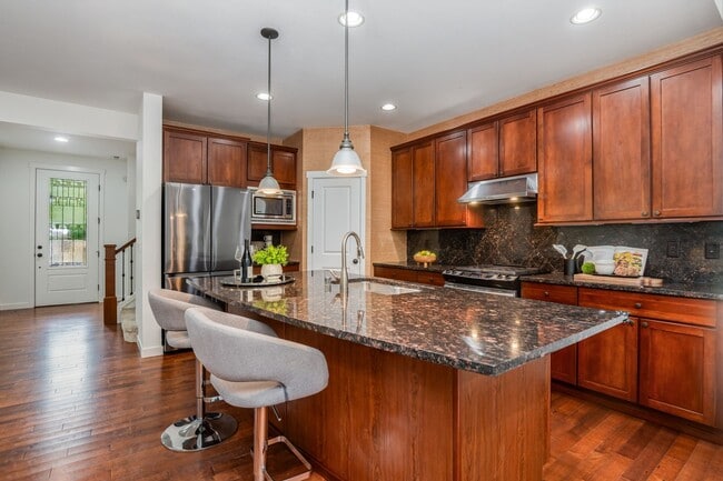 Building Photo - North East Facing 4 bed 3 bath ready for m...