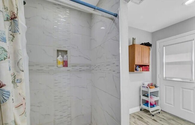 Building Photo - Beautifully renovated single-story home fe...
